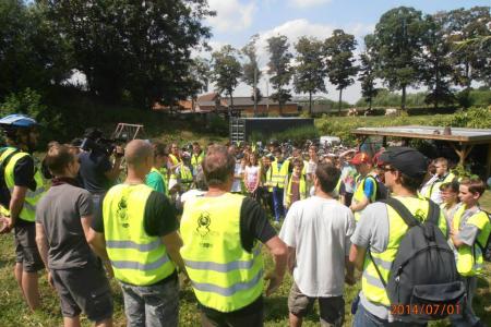 Wapicyclette Le Wapicyclette emmène les membres des Maisons de Jeunes, de Brugelette à Comines Warneton